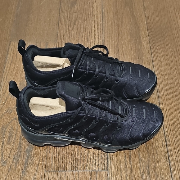 Black Athletic Shoes with Modern Design and Textured Upper